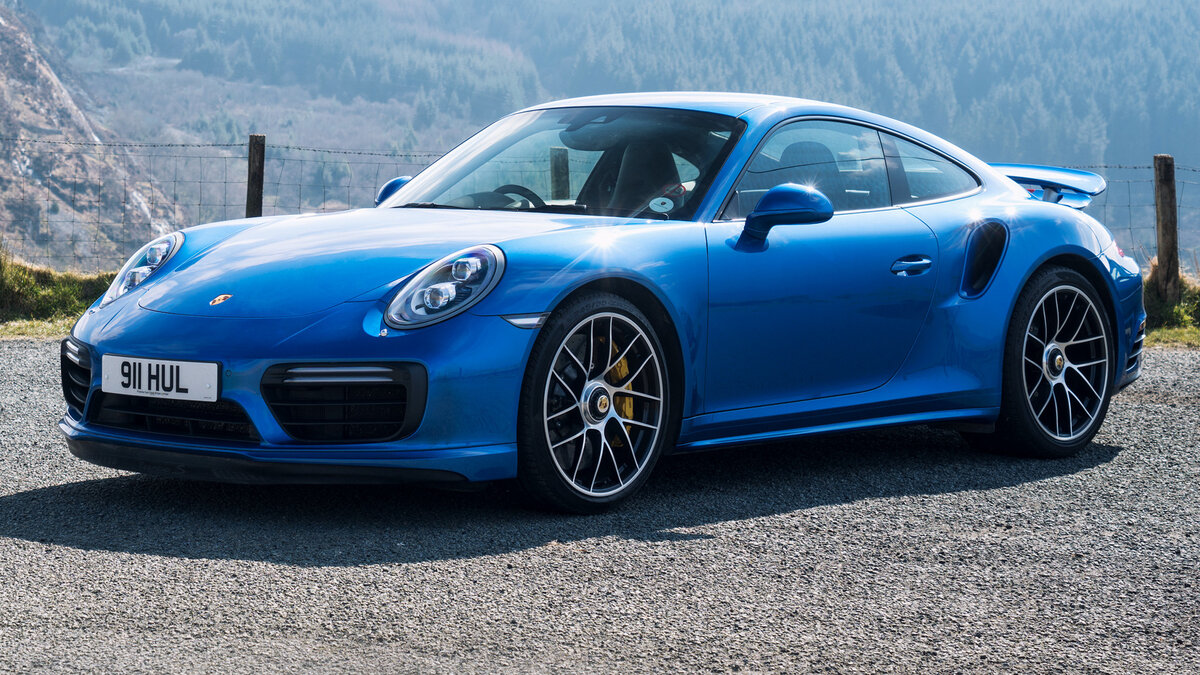 последний раз семейство Porsche 911 переживало нечто подобное в 1998 году. Я был возрастным солдатом-срочником и даже не помышлял о карьере журналиста, а вокруг внедрения двигателей жидкостного охлаждения, пришедших на смену «воздушникам», стоял такой шум, что эхо гуляет до сих пор. Нынче же всё происходит весьма буднично: немцы даже не стали привязывать полный переход на турбонаддув к смене поколений — «атмосферники» 3.4 и 3.8 получили отставку в ходе рестайлинга. 
Похоже, никто не против. Смена парадигмы происходит без потрясений, поскольку наддув и Porsche — сочетание привычное. Топ-модель Turbo выпускается с 1974 года, турбомоторы Porsche овеяны гоночной славой… И хотя у отказа от «атмосферников» сугубо практичная причина (иначе не вписаться в требования по сокращению CO2, попав под огромные штрафы), при наличии такого исторического багажа распространение турботехнологии на Карреры воспринимается вроде как повышение статуса.