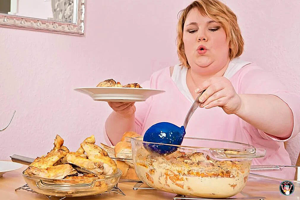 Многие люди действительно признаются в том, что регулярно кушают поздно вечером