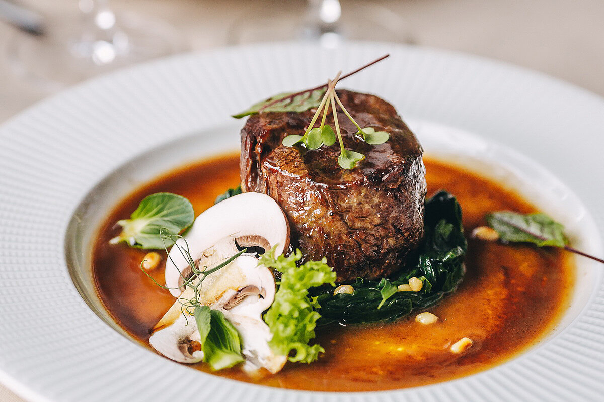 Вариант подачи филе миньон со шпинатом на пару