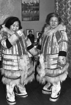 Дочери шамана Демниме — Нина Демнимеевна Логвинова (слева) и Евдокия.
