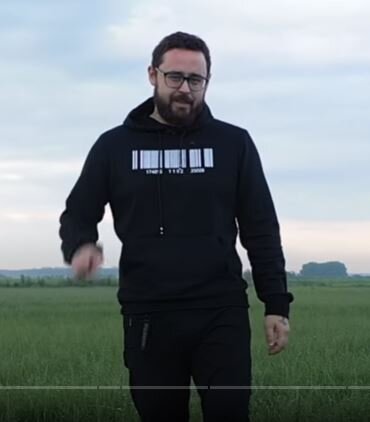 Журналист Никита Могутин в поле под Жуковским, на месте аварии
