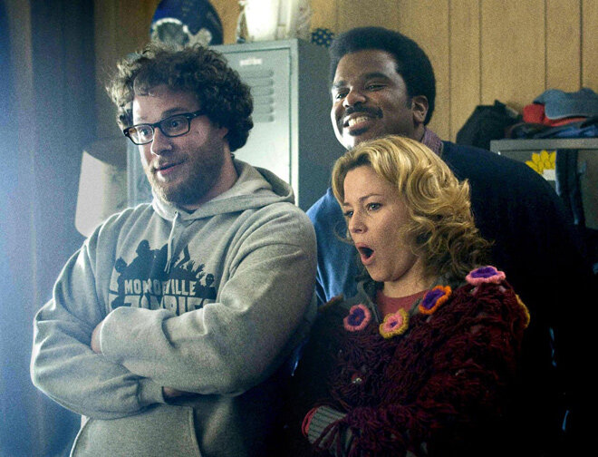 Режиссер «Догмы» Кевин Смит представляет романтическую комедию с недетским названием «Зак и Мири снимают порно», в которой еще раз рассказывает о неисповедимых путях любви. Зак и Мири закадычные друзья, которым совсем не мешают стереотипы о том, что дружбы между мужчиной и женщиной не бывает. Они вместе учились еще в первом классе и до сих пор прекрасно проводят время вместе и даже снимают общую квартиру. Вот только их успехи в ведении домашнего хозяйства весьма сомнительны. У товарищей случаются материальные проблемы, и в квартире исчезает свет, вода и тепло. Тогда Зак и Мири придумывают весьма оригинальный способ заработать – нужно снимать порно, этот товар точно всегда будет пользоваться спросом и популярностью. Зак договаривается с коллегой в кофейне о небольшом кредите для начала съемок. И очень скоро все готово для создания фильма для взрослых в стиле «Звездных войн». Но этому шедевру так и не суждено увидеть свет, теперь Заку и Мири нужно срочно придумывать новый сценарий. Для того чтобы узнать, как дальше будут развиваться события, рекомендуем смотреть онлайн «Зак и Мири снимают порно».