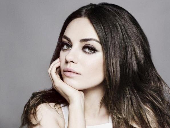 
Американская актриса и певица родилась в украинском городе Черновцы. Мать работала обычным учителем физики, отец был инженером-механиком. В 2008 Мила получила прорывную роль в драме «В пролёте», где она играла Рейчел Дженсен. Брюнетка засветилась в фильмах «Макс Пэйн», «Книга Илая», «Секс по дружбе», «Третий лишний», «Оз великий и ужасный». Но мировую известность Мила получила после роли Лили в кинокартине «Черный лебедь».