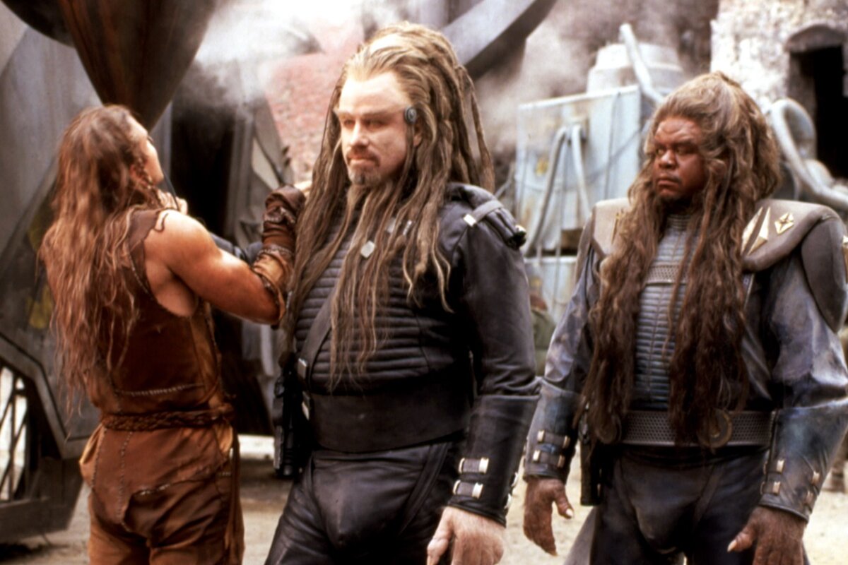 Именно так поступил бы продюсер и ведущий актёр Джон Траволта с критиками этого своего фильма... кабы их не было столь чудовищно много. 