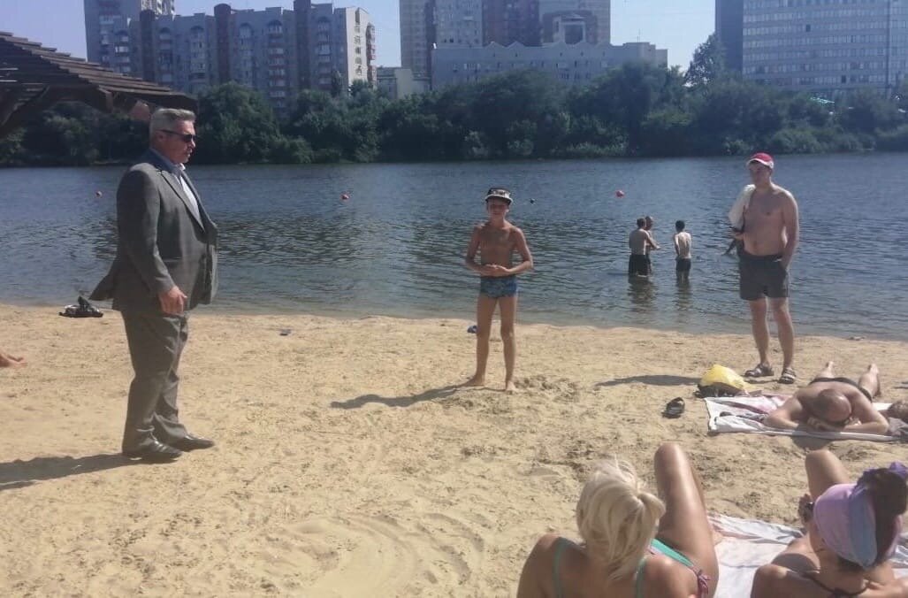 Голубев - почему вы все без масок? Люди - а вы? Голубев - а мне можно