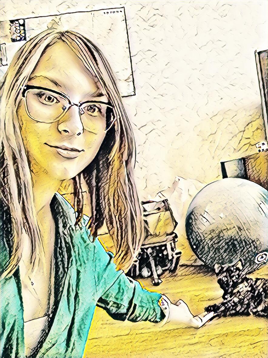 Кто заметил кошку? Она та еще дурочка. 