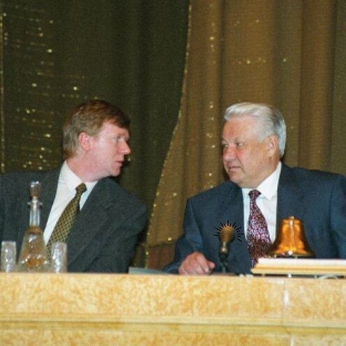 Про перестройку СССР и Россию. (Часть 3)
⠀
Здравствуйте, дорогие читатели!
⠀
Ну что ж продолжаем разговор.
В сегодняшней публикации будут в основном цифры....
⠀
Самый большой ВВП в 1970, в 1980 и в 1990 был у США. Это факт! Но на это повлияло много факторов. Поговорим еще об этом.
⠀
Второе место СССР 56-58% от ВВП США, далее Япония и так далее. К 1990 году ухудшения в экономике стали очевидными. Вначале 80-х введены талоны, а с началом перестройки талоны были почти на все, и было видно, что экономика на грани.
⠀
Потенциал был хороший и даже в 1990 году, несмотря на кризисные явления и разворовывание страны, СССР оставался на 2 месте. ВВП на душу населения 9211 $ это 31 место, инфляция 90 год 14%, — это 43 место.
⠀
В 1990 году стремительно начала рушится экономика. Задержки по заработной плате составляли до 2,5 триллиона рублей. Поступления в бюджет от налоговых сборов сократились и был полностью исчерпан ресурс увеличения производительности труда за счет повышения качества работы людей. Нужна была автоматизация производства.
⠀
В 1993 году денежная реформа. Конституция РФ пишется практически под редакцией Запада и становится Конституцией колонии. Приватизация проходит просто грабительски, на залоговых аукционах! В руках частных лиц, не заинтересованных в развитии экономики, оказались ресурсы и средства производства.
⠀
Потребительские цены увеличиваются в 1187 раз, а зарплаты в 616. Уровень жизни снизился в 2 раза.
⠀
Снижается финансирование науки — 70%!
Сельское хозяйство не финансируется и не развивается, падает до угрожающих размеров.
⠀
Рост преступности вырос в 10 раз, тяжкие и особо тяжкие, экономические преступления на всех уровнях процветают и многие даже не успевают фиксировать.
⠀
С 1991 по 1999 в результате тяжких преступлений погибло 740 тысяч человек!
Реформы привели к тому, что 80 % населения потеряли большую часть доходов и накоплений.
⠀
Итогом стало то, что Россия по самым оптимистической статистики по экономическому развитию оказалась на 55 месте, а по промышленным на 95 месте
И дефолт 1998 года привел нас практически к краху…
⠀
Вот такими были 90 годы.
Продолжение следует….