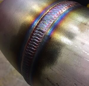 Хоть и при разных видах сварки на деталь идет разное воздействие, суть остается одна: два металлических изделия плотно прикладываются друг к другу или с небольшим расстоянием, если, например, необходимо заварить прохудившуюся деталь. Далее с помощью сварочного аппарата мастер прогревает края детали так, чтобы они начали плавиться. В этот момент образуется так называемая сварочная ванна. Кроме основного металла часто применяют дополнительный (электрод или проволоку), для увеличения количества металла шва. Когда готов расплавленный материал – формируется дорожка. Затем он кристаллизируется и образуется прочное соединение.