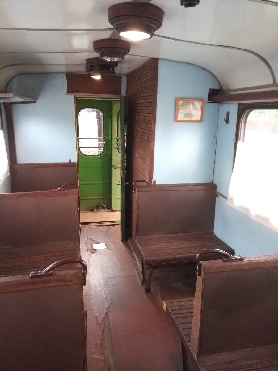 ПВ-40Т, основной пассажирский вагон узкоколейных дорог СССР.  Сейчас служит магазином сувениров. Видна выгородка туалета (сейчас не действует). Фото автора, август 2020