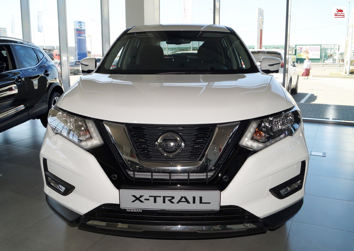 Вид спереди автомобиля Nissan X-Trail 2020 года выпуска