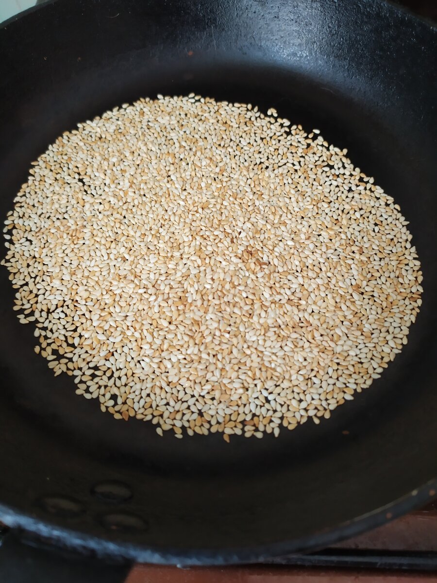 Обжаренные семена кунжута. Можно жарить на кунжутном масле. Здоровое питание из кунжута. Жареный кунжут с ириской. Кунжутное масло полезные.