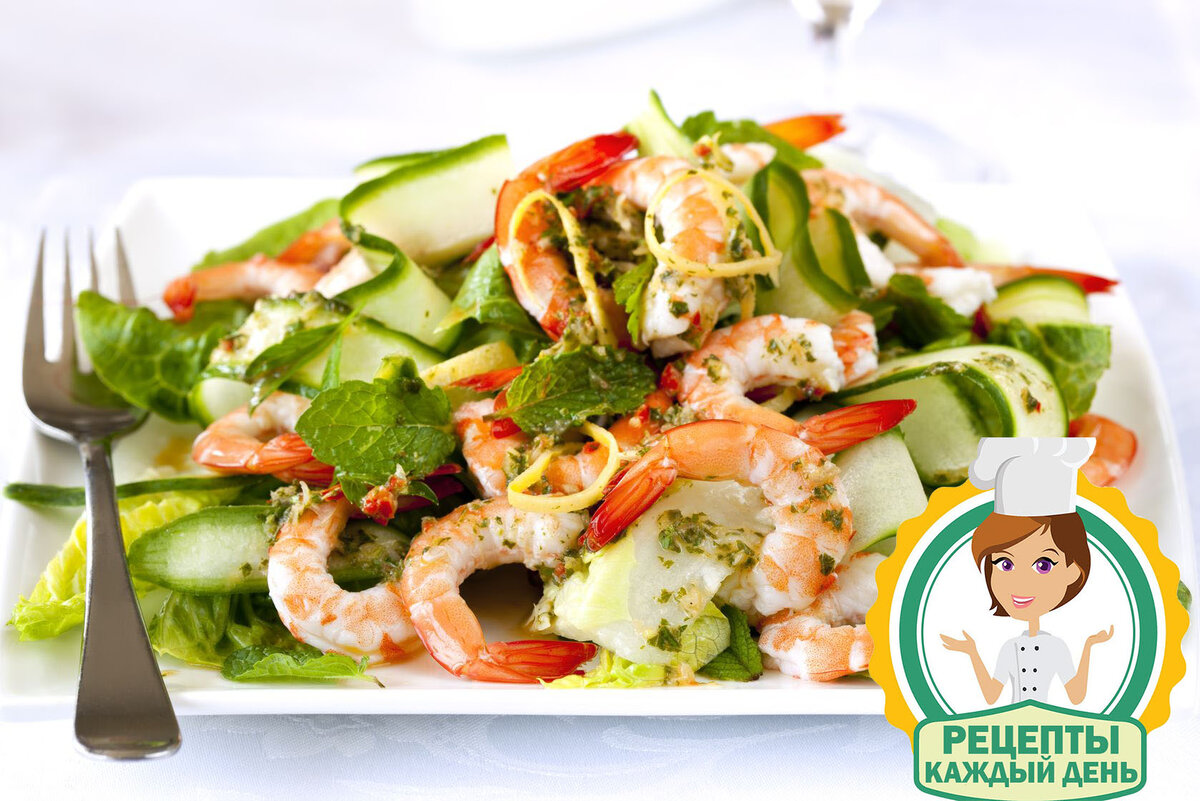 Греческий салат с огурцами и креветками.