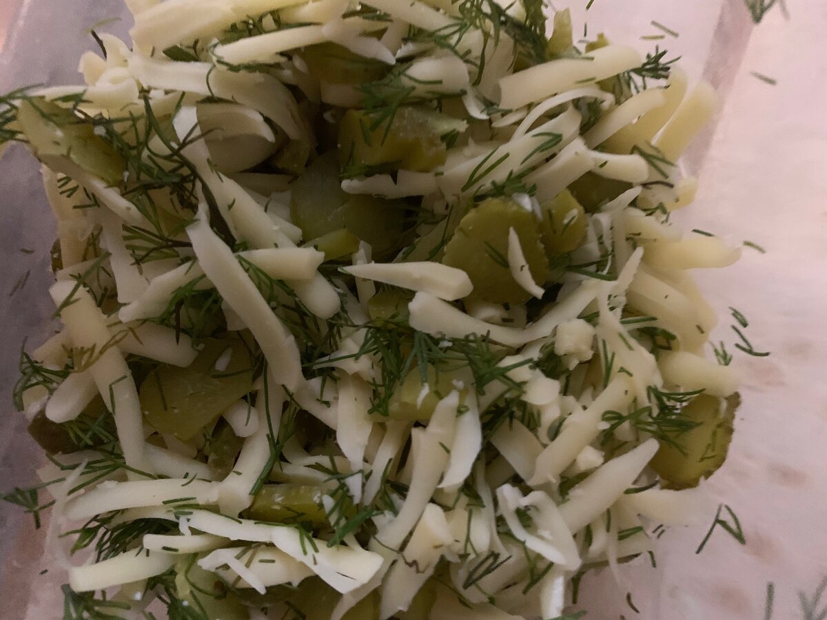 Тертый сыр с укропом и огурчиками, кто не понял