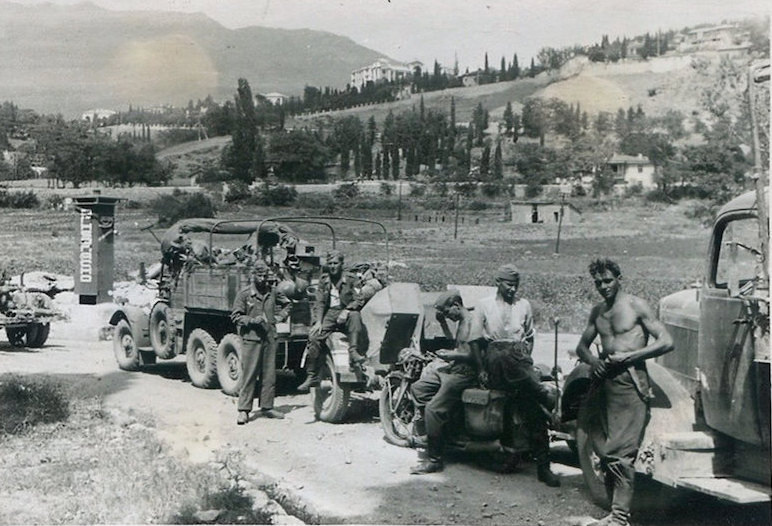 Немецкая военизированная колонна. Крым, 1942 год.