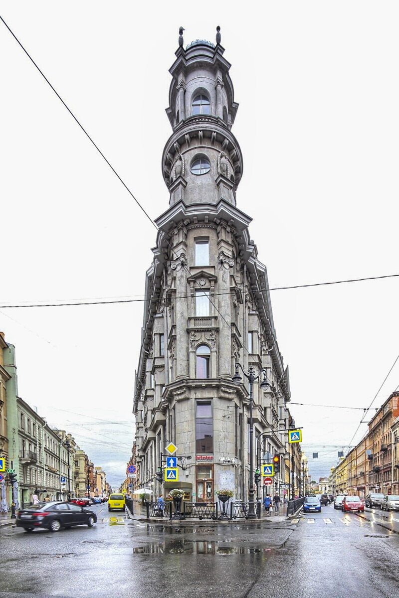 Не стандартный доходный дом купца-аукционера Шнеера-Залмана Иоффа. В доме располагалось всего 6 квартир, в одной из которых и проживал владелец.