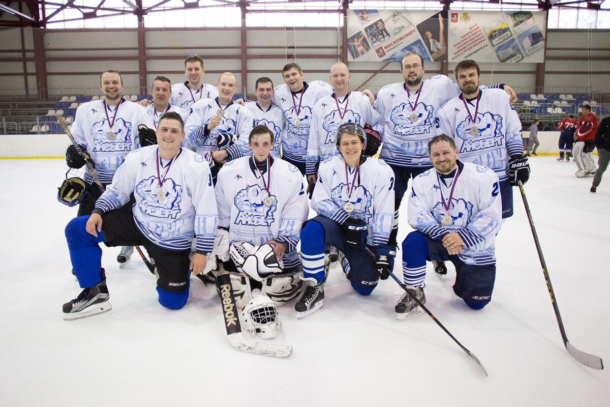 Хоккейный клуб "Айсберг", завоевавший серебряные медали Кубка Вызова 2018 года.