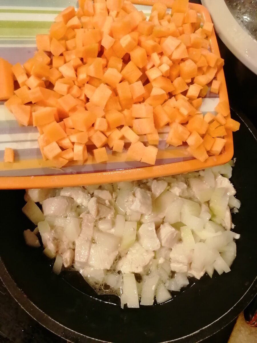 Добавляем к курицеСолим, перчим по вкусу, добавляем любимые специи