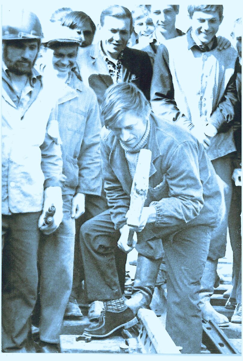 Забивка первого костыля Иваном Жуниным.  6 октября 1974 года. 