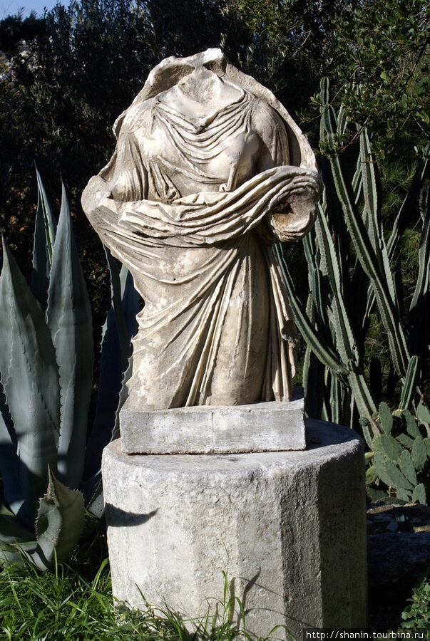 Эта античная скульптура из турецкого Бодрума потеряла голову не просто так. На то когда-то очень давно имелись серьезные мировоззренческие причины. Фото: https://turbina.ru