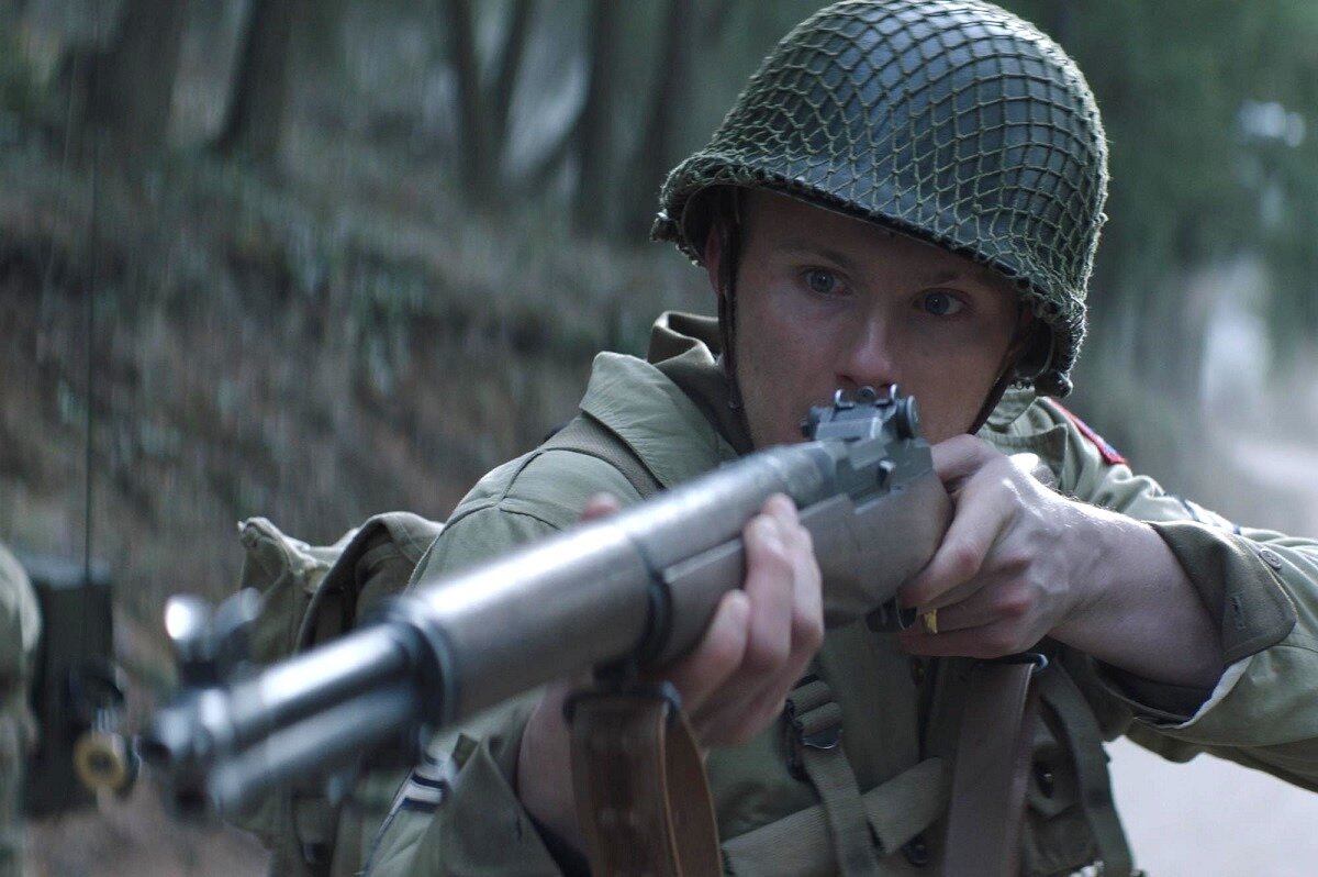 Александр Людвиг - актёр, которому категорически противопоказано сниматься гладко выбритым. Ибо выглядит он без бороды словно огромный лупоглазый младенец, при том, что в целом ведь парень не бесталанный. 