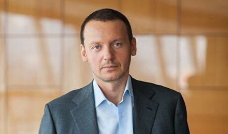 ​​Сергей ГордеевПредприниматель Собственный капитал:$1,88 млрд Интересные факты:– В 2003 году закончил Тольяттинскую академию управления по специальности «Финансы и кредит».– В 1995 году учредил компанию «Росбилдинг», которую возглавлял до марта 1998 года. Компания стала ведущим инвестором на столичном рынке недвижимости, большей частью на рынках перепрофилирования и реструктуризации промышленных предприятий, участков под строительство, торговых помещений и универмагов.– В 2003 году у компании возник конфликт с правительством Москвы касательно плана реструктуризации фабрики им. Алексеева. В результате встречи Гордеева с мэром города Москвы Ю. Лужковым конфликт был исчерпан, стороны договорились о координации работы. Компанией был создан Фонд трудоустройства и социальной поддержки.– В 2004 году компания прекратила свою деятельность по решению акционера, была расформирована и ликвидирована.– В 2005 году Гордеевым была создана компания «Хорус-Кэпитал», занимающаяся девелоперскими проектами. Компания специализировалась на строительстве и реконструкции офисных центров и жилых комплексов.– В 2010 году Гордеев продал компанию «Хорус-Кэпитал» компании «О1» Бориса Минца.– В 2016 году Гордеев покупает компанию Мортон. Также является совладельцем (30 %) группы ПИК.– В настоящее время Президент и основной акционер строительной корпорации ПИК.© Кто пассивно ждёт — в конце концов получает ожидаемое, но только то, что осталось после тех, кто действовал энергично.