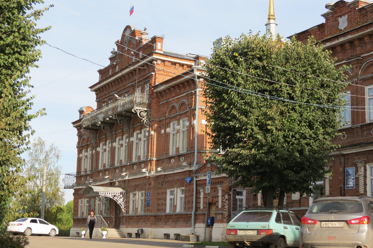  Лето подходило к концу, а мы нигде, кроме сада, так и не побывали.  День за днем проходил в заботах: работа над большим проектом, поездки на стройку, ремонт собственной квартиры. В общем,  получилось так, что лета мы практически и не заметили. Лишь тогда, когда стало существенно холодать, и начали желтеть листья, как бывает в августе у нас на Урале, мы спохватились: « А как же отпуск?»
Какое–то серьезное путешествие надо было организовывать заранее, поэтому легко отпали  все варианты  дальних поездок. 
Что же делать?  Возможно, отправиться куда–то не очень далеко, но туда, где мы точно не были. На глаза попадается книга Алексея  Иванова об Урале «Хребет России». Мы просматриваем  ее в очередной раз и приходим к выводу, что ехать стоит на север Пермского  края. Это не так уж далеко от нас, и, если верить автору книги, там есть, что посмотреть. Нас не смущает, что проводить летний отпуск мы будем на Севере. Мой спутник жизни согласен и желает ехать,  несмотря на ремонт и грядущую замену труб  отопления в квартире. Пора собираться в дорогу. Остается лишь одно «но»: мы – люди с «чувствительным пищеварением».  Неизбежный в дороге «общепит» – не для нас. Оказывается, это существенное препятствие. В разговорах рождается идея: «А что, если взять с собой мультиварку?», тогда мы сможем обеспечить себе автономное  существование. По крайней мере, останавливаясь где-то на ночевку, кашу мы всегда сможем сварить.
Идея Мультиварки дополняется автомобильным холодильником, а также существенным запасом провизии и походной кухонной утвари. Мы решаем, что будем передвигаться от одного населенного пункта к другому, останавливаясь в них на ночевку и осматривая достопримечательности.  Почему–то мы искренне верим, что везде найдем ночлег. 
Большое преимущество путешествия на машине: все перечисленное без особых самоограничений можно взять с собой. Конечно, по мере нашего продвижения на Север, запасы необходимо будет пополнять. Мы также знаем, что в каждом новом пункте путешествия нам придется выгружать этот скарб по прибытии, и загружать  обратно при отбытии. Поэтому все хозяйство должно быть крайне удобно упаковано и уложено в багажник в особом порядке. Отмечу, что к этой последней стадии подготовки женщины не допускаются. 
 Мы готовимся  к настоящей экспедиции. Даем себе зарок выспаться накануне отъезда,  но, как всегда это бывает, подготовка растягивается, и мы ложимся далеко за полночь. Утром, несмотря на всю нашу неорганизованность, все-таки удается погрузиться и  выехать из города до наступления «пробок». 
Под музыку из проигрывателя и разговоры дальнобойщиков, доносящихся из рации, мы покидаем Свердловскую область  и оказываемся в Пермском крае. Рация – это, конечно, вещь полезная в дороге, – неоднократно она нас выручала в путешествиях. Но есть у нее и очень серьезный недостаток: рация – постоянный источник нецензурной лексики. Сначала это шокирует и возмущает, но через несколько часов пути ее перестаешь слышать, – мозг просто отключает этот аудиоканал. Во время путешествий  я заметила интересную закономерность: чем дороги хуже, тем интенсивнее поток нецензурщины, и, напротив, на хороших дорогах даже матерые дальнобойщики удивляют своей вежливостью и предупредительностью. На таких участках часто слышится их обращение друг к другу: «Коллега!». Констатирую: на дорогах Пермского края «коллег» стало значительно больше, чем в нашем регионе, а нелитературные выражения приняли  характер единичных высказываний.
Кунгур. «Не верить первому впечатлению».
Первый пункт нашего путешествия, где мы сделаем серьезную остановку, –  город Кунгур.
Несколько лет назад зимой я уже была в Кунгуре проездом. Запомнился красивый собор с тюрьмой по соседству, памятник Ленину, покрашенный желтой краской, неплохие купеческие особнячки в общей неприкаянности кварталов. В общем, впечатление сложилось не самое благоприятное.
На этот раз мы вооружены путеводителем, обещающим интересную  программу, на улице – бабье лето, и мы полны решимости открыть для себя этот город с лучшей  стороны.
Кстати, в городе появился современный отель. Никакого убожества провинциальной гостиницы! Это тоже большой плюс к созданию позитивного образа города.  В отеле мы остановились на ночь. Утром к назначенному часу мультиварка заботливо сварила  рисовую кашу, и мы отправились совершать открытия.
 Обязательный пункт посещения – Кунгурская ледяная пещера. Опускаю все ее количественные характеристики (они подробно изложены в Интернете). Скажу только, что любителям туристического экстрима эта пещера вряд ли понравится. Кунгурская пещера – место достаточно обжитое. Она электрифицирована (все ледяные образования подсвечиваются). Маршрут передвижения обозначен бетонированными дорожками (заблудиться здесь, подобно Тому Сойеру, достаточно сложно). Посещение пещеры происходит организованно в сопровождении экскурсовода (кроме того, что это познавательно, плюс организованного визита заключается и в том, что на камнях пещеры, не видны  надписи  наподобие: « Киса и Ося здесь были»).
Посещение подземного царства оставило приятное впечатление. Мы сходимся во мнении, что хотя бы один раз здесь побывать нужно. 
Едем  знакомиться  с городом.  Дорога выводит к зданию железнодорожного вокзала. Прекрасный русский модерн. Кстати, отреставрированный! Что–то не то с Лениным: нет, он не исчез с площади, но перестал быть вызывающе желтым, каким я его увидела в первое посещение.  Обычный памятник естественного серого цвета. Кто–то потратил время и средства на возвращение  материала  в  его изначальный вид. Осталось лишь едва заметное желтое пятно на лбу вождя. Что это? Запятнанная репутация русской революции?…
Заезжаем в город. Открытие первое: живописный центр. Он находится на холме, откуда открывается панорама на жилую малоэтажную застройку с вертикалями соборов и изгибами реки Сылвы.  К картинке надо добавить обилие зелени, солнце и ясное небо.
 С удовольствием вглядываемся в кирпичный декор лавок, гостиного двора, особняков и особнячков. Здесь сохранилась историческая  застройка. Пусть она не настолько благоустроена, как мы уже привыкли в больших городах, но она есть. Сохранены не просто отдельные здания, а целая историческая ткань города.   Изначальная основательность построек помогла им пережить смену владельцев, социального строя, идеологии. Ушли вожди и правители, а мастерство архитекторов, строителей, инженеров, осталось. 
Второе большое открытие – музей купеческого быта. Как можно предположить, в рабочий день мы – единственные посетители музея, поэтому смотрительница с  радостью проводит нам целую экскурсию. Мы узнаем, что торговля в Кунгуре процветала благодаря стратегическому положению города. Он располагался на пересечении жизненно важных магистралей Российской империи: Сибирского тракта, Соликамского тракта, а потом и Транссиба. Особой статьей дохода была торговля чаем. Именно здесь впервые в России было придумано продавать его расфасованным в небольшие нарядные упаковки (основа современного маркетинга: продажа не столько продукта, а его образа, идеи). Также здесь, в Кунгуре,  было  развито кожевенное производство. Обувью обеспечивались весь Урал и Сибирь. 
Больше всего поразил рассказ об общественной деятельности купечества.  Огромные личные пожертвования купеческих фамилий тратились на благотворительные цели. Именно на их средства строились гимназии, училища и приюты. Особенно изумил тот факт, что дети – сироты, получив общее образование и профессию в приюте, получали при выходе из него по 100 рублей.  Тогда этих денег было достаточно для покупки дома. Так, приютские девушка и юноша, могли создать семью, имея дом, первоначальный капитал и какое–то полезное ремесло в руках. Вот это социально-ответственный бизнес!  Для купцов их «здесь и сейчас» было именно там, где они зарабатывали деньги, именно эту среду они обживали и стремились менять  к лучшему…
В некотором потрясении выходим из музея. Заходим еще и в краеведческий. Здесь нам не хватает рассказа, но есть интересные экспонаты.  Узнаем, что первое упоминание о Кунгуре относится к 1663 году. Город начинался с крепости, форпоста русской цивилизации, осваивающей Урал и Сибирь. Так что маленький Кунгур значительно старше родного Екатеринбурга.
Еще один интересный факт. Найдя его в путеводителе, я сначала решила, что это шутка: «Кунгур – столица международного  воздухоплавания». Слышали  Вы о чем-нибудь подобном? Однако, это правда. Каждый год летом в Кунгуре проводится международный фестиваль воздушных шаров. Говорят, что это захватывающее зрелище. Можно только порадоваться за город! У него появляются новые перспективы развития.  Хочется надеяться, что благодаря такой открытости город станет еще более благоустроенным. Кстати, в центре города уже  есть сквер Воздухоплавателей и неподалеку – музей Воздухоплавания. В сквере стоит  памятник русскому Икару, некоему Никитке–Летуну. Легенда гласит, что во времена Ивана Грозного этот сообразительный юноша, смастерив себе крылья, совершил полет с колокольни.  Население и власть были не готовы к такому полету человеческой мысли. Кто–то сказал: «Не положено!», и, на всякий случай, «летун» был казнен… Русский Леонардо да Винчи не состоялся… Красивая история, но историческим фактом она не является. Тем не менее, памятник мечте – хорошая идея.
Наше пребывание в городе заканчивается, хотя, здесь хочется погулять еще. Может быть, именно на таком моменте и нужно расставаться, когда остается что–то недосказанное.
Пора в путь, до наступления темноты нужно попасть в следующий пункт нашего путешествия. Напоследок, вкусив пищи духовной, думаем о пище земной –  заглядываем в маленький магазинчик «Кунгурские сладости». Ирис, пряники, щербет. Берем всего понемногу (гостинцы из Кунгура). Отъезжаем. Рука тянется к упаковкам («только чуть–чуть, только попробовать»).  До чего же вкусно! Сладкий привет от Кунгура. Благодарим  город и движемся дальше. Пермь Великая расстилает свои холмы и низины под колеса автомобиля. И вот мы уже – маленькая точка, движущаяся в этом спонтанном путешествии по времени и пространству.
продолжение следует
