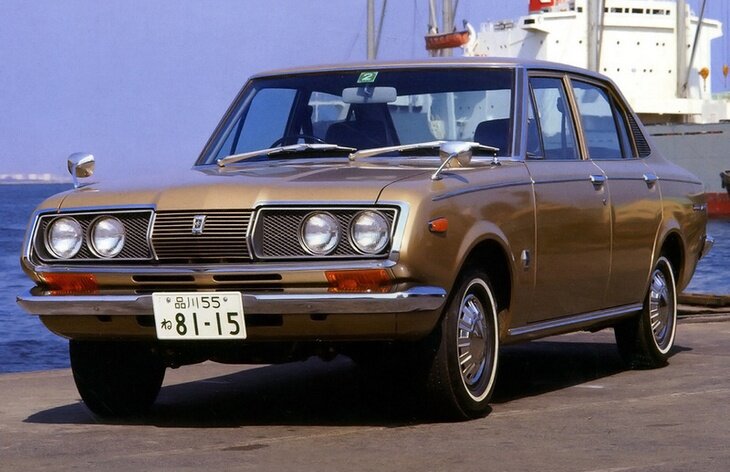 1 поколение (T60/T70), 1968                                                В 1968 году компания Toyota представила новую модель Corona Mark II, которая предназначалась не только для местного рынка, но и для экспорта в другие страны. Эта машина должна была в какой-то мере избавить «Тойоту» от образа производителя дешевых и компактных машин, именно такой имидж был в то время у марки в США. Заднеприводная Toyota Corona Mark II имела версии с кузовами седан, купе, универсал и пикап. На автомобиль устанавливали бензиновые моторы объемом от 1,5 до 2,0 литров.