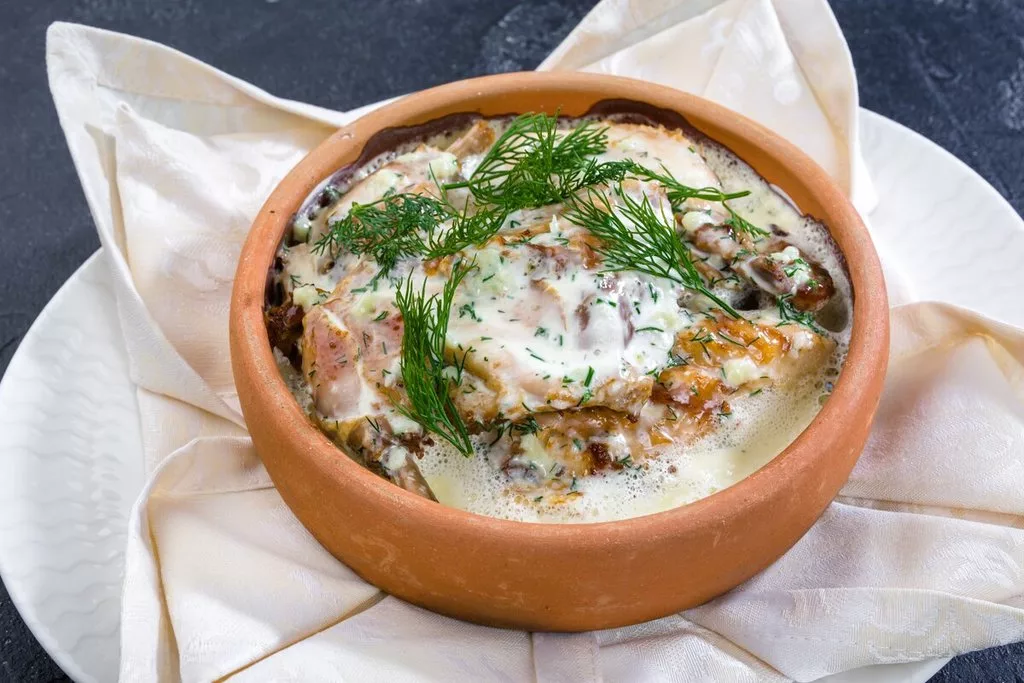 курица по-грузински чкмерули. цыпленок чкмерули. чкмерули по-грузински. чкмерули по-грузински. грузинская кухня чкмерули.