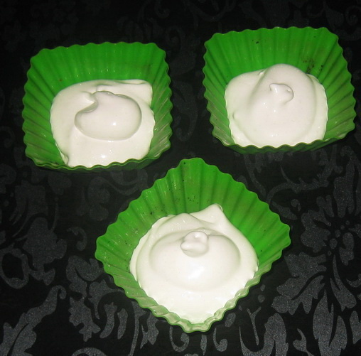 выложить в формочки