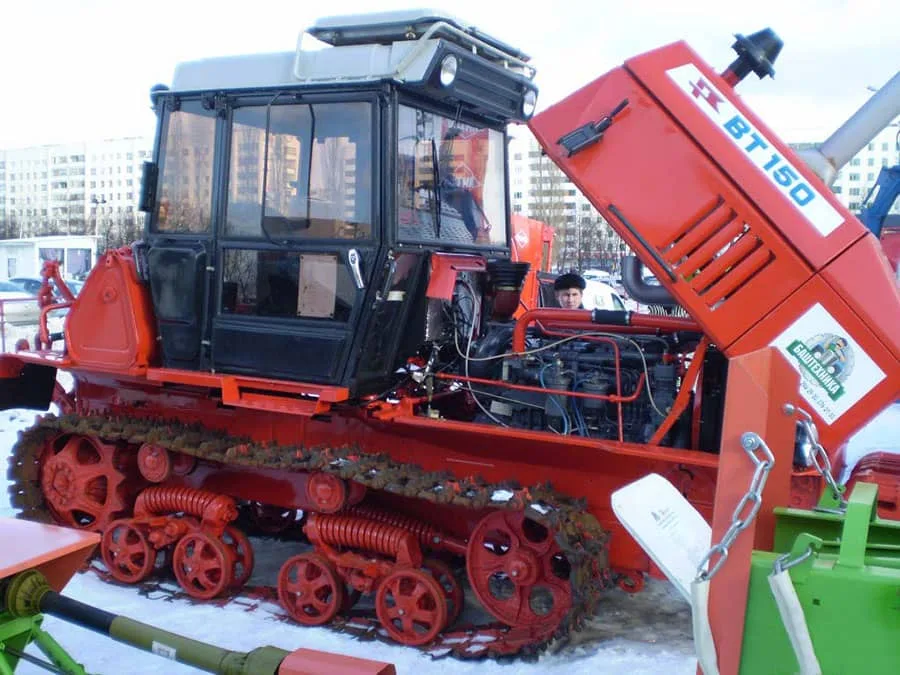 Характеристика гусеничных тракторов. Трактор Вт 150д. Трактор ВГТЗ Вт-200. Вт-150 трактор. Гусеничный трактор Вт-100