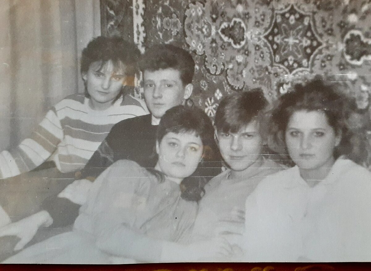 80-е молодежь на фоне ковра. Фото автора.