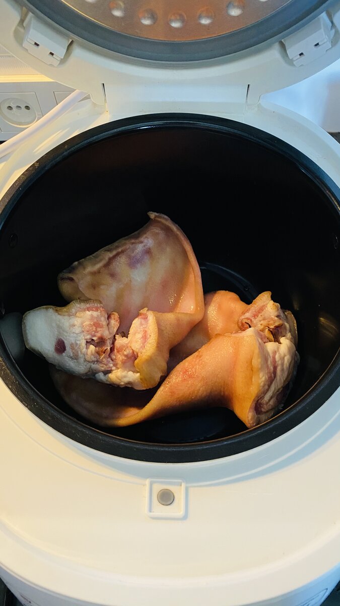 Уши очищаем,опаливаем волоски (некоторые сбривают их бритвой) и укладываем в мультиварку.