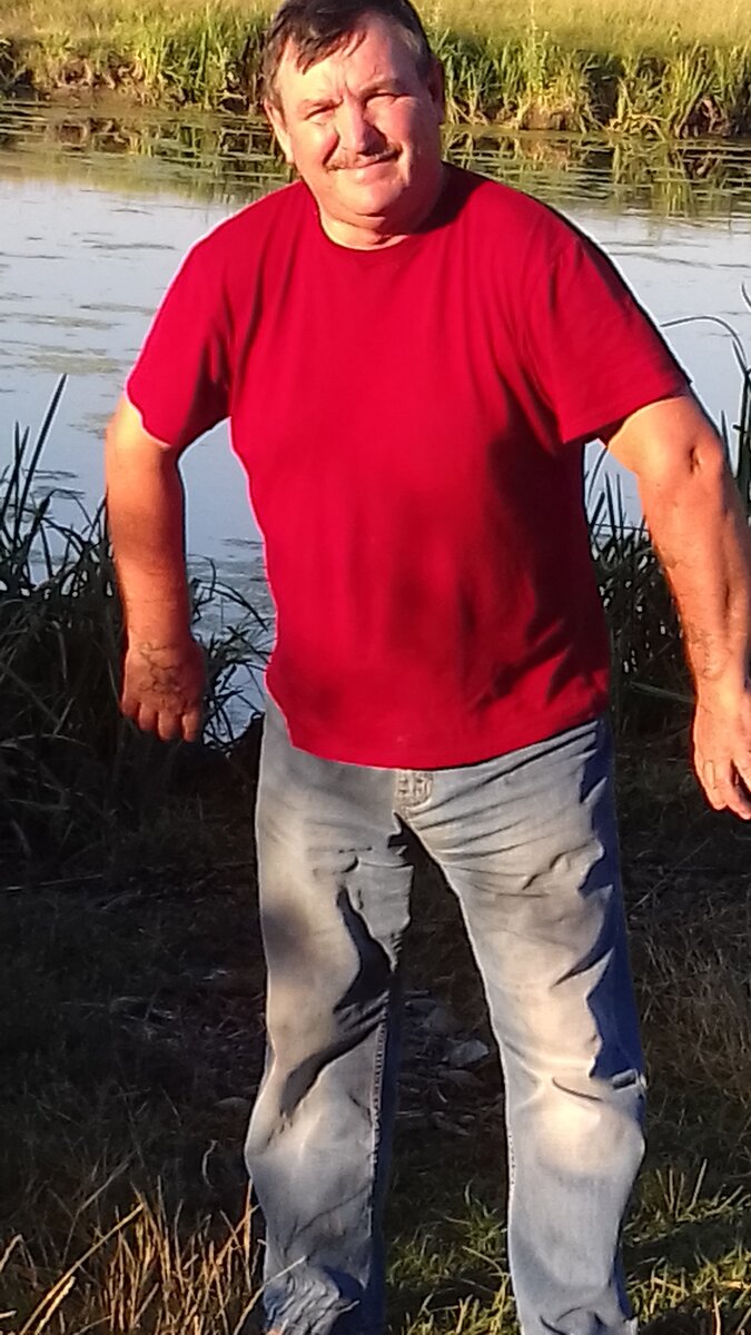 	Над головой Петровича качалась ветка дерева, или куста. Сквозь неё, в просветы, виднелись облака белые,  белые. Такие вкусные на вид, на голубой тарелочке неба. «Похоже, утро уже наступило?» подумал Иван и попытался повернуть голову. «Ой ё, как же хреново. В голове стучит кто то, большой и с молотком. Бум бум бум и муторно то как. Закрою- ка, лучше глазки, по дремаю. А то всё вокруг крутится, качается, вертится.» Подремать видимо не судьба. Почувствовав лёгкий толчок, Иван приоткрыл один глаз. На фоне неба, тёмная лохматая тень и хриплый голос:			- На, выпей пивасика, холодненького!						В губы воткнулось горлышко бутылки, забулькало, потекло  прохладное, жиденькое.	«Ох! Хорошо, то как! Как же пить хочется! Ещё глоточек, ещё! В животике забулькало, забурчало.	Ага! До желудка добралось! Хорошо, ещё чуть- чуть! Ещё глоточек, ещё один!  А теперь закрыть глазки и подремать. Ветерочек прохладный – шурх  шурх. Волны о бережок - плюх плюх  плюх. Опятьне судьба.													В очередной раз, пихнули под рёбра. Ваня, просыпайся проспишь всю рыбалку. Петрович приоткрыл следующий глаз. Солнышко пригрело бочок. Голова болела, но уже терпимо. Открыл глаза совсем, осмотрелся по сторонам. Увидел, вон Цукерка сидит, всё в той же позе и на том же месте и спит. Нет, уже не спит гад. Открыл глаза и говорит хрипатым, нечеловеческим голосом.					- Петрович! Ты уже очухался? Вставай, сейчас водки выпьем, сразу по легчает!													От таких слов, почему то вовсе не полегчало, а замутило, затошнило так сильно, что Петрович по бекивая, пополз  в  ближайшие кусты. Там долго долго  блевал, качаясь на четвереньках от наступившей слабости. Весь, покрывшись холодным липучим потом, прошептал..									- Цукерочка!  Дружище! Не надо водки, водички мне, холодненькой! Дай мне водички попить, пока я не умер совсем.					Попил принесённой воды, умылся, при этом пощупал голову и лицо. Всё вроде на месте. Осмотрелся. Одна нога в резиновом сапоге, другая босая и замерзла до посинения. Из одежды только фуфайка и трусы, мокрые со вчерашнего вечера. С треском и шумом из кустов выбрался Славик и завопил жизнерадостно:			- Петрович! Ты проснулся? Молодец! Давай, иди сюда! Сейчас завтракать будем! Цукерка, быстро налей Петровичу! Да закуску тащи! Где закусь?- Славик распоряжался весело тараторя.  Свеженький, бодрый, как будто вовсе не он, ползал вчера на четвереньках вдрызг пьяный. 					- Леонид, ты зачем на закуску сел? Слазь с закуся, тащи его сюда! Сейчас Петровича подлечим, пойдём сетку проверять! Тут с утра рыба клюёт, а вы дрыхнете! Иван, ну ты идёшь?									- Слава, мы что, на рыбалке?- тупо спросил Петрович, хотя догадывался уже, что это так.											- На рыбалке, Петрович, на рыбалке! Отдыхаем по полной программе!- весело продолжал суетиться Вячеслав. 							- Держи Ваня стакан! Вздрогнем, за удачу, нашего безнадёжного дела! 												Вздрогнули! Неизвестно  как остальные, но Петрович вздрогнул основательно, когда резко выдохнув, вылил в себя стакан водки. Желудок протестующее завыл, навалилась тошнота, прошиб холодный липкий пот. Глотая давленый помидор, Петрович стал ждать, когда по легчает, вытирая ладонью слёзы и сопли. «Сейчас, сейчас, потерпим, потерпим. » - в голове мелькала мысль. «Сейчас по легчает. На хрена так на жираться? Больше никогда не буду столько пить. Никогда, больше  так не нажрусь.» Постепенно наступало облегчение. Отступала мерзская тошнота, проявлялись краски окружающего мира. Небо становилось ярче, река величественней, окружение чётче.	«Никогда, никогда. Никогда, не буду нажираться.»- замурлыкал повеселев Петрович, осматриваясь. Вокруг царил хаос. Банки и бутылки, еда и рюкзаки, рыболовные принадлежности и приманки, всё вперемежку. В костре догорала чья то рубаха, остался рукав с перламутровыми пуговичками.													- Между первой и второй, перерывчик не большой! – выдал весёлый и жизнерадостный Славик протягивая налитый стакан.- Сейчас Цукерку пошлём в деревню, за самогоном. Тут не подалёку деревня имеется, я её вчера проезжал! А там магазин.		- Что всё выпили что ли?- удивился Петрович. - Мы же почти ящик водки взяли?													- Не, не всё! Бутылок десять всего выпили. Вчера. И сегодня одну, нет уже вторую.- Славик весело огляделся.- Штуки три всего осталось! Или пять! До вечера точно не дотянем! Надо Лёньку посылать в колхоз! Лёня подползай поближе, давайте на дорожку по одной и вперёд! Ты в деревню, а мы с Петровичем в речку! Сетку проверим, рыбу выберем.													Выпили ещё по одной. На душе стало весело. Природа, заиграла разноцветными красками. «Хорошо! Хорошо же сидим!»- подумал Петрович «И тепло уже, почти жарко». Снимая фуфайку, продолжил мысль -«Пора искупаться    »  Поднялся, пошатываясь, зашагал в воду.								- Славик, идём в воду, проверим где наша сетка?								- Где-то там. Где-то в реке.- Славка  неопределённо махнул рукой. 				- Где в речке то, что то я её не наблюдаю!- пробурчал Петрович забредая в воду.- А не, вижу, вижу! Только, какой  на хрен,  в реке! Славка, балбес, ты как сетку поставил! Посмотри что творится!		Славик подскочил, посмотрел в сторону протянутой руки Петровича. Только мизерная часть сетки была в воде. Начало валялось спутанным комом на берегу, затем чуть- чуть в воде. А основная часть висела на камышах, совершенно сухая и удивляла огромными дырами. Дыр явно было больше чем самой сетки.							- А чо я! Я не виноват! Ты сам вопил, Слава тащи в камыши, тащи в камыши! Вот я и тащил! - выпучив глаза от удивления, неуверенно отмазывался Вячеслав. – Да ты не боись, не боись, Петрович! Сейчас, мигом переставим. А то, что сетка дырявая на ухнарь, так это даже лучше, чем новая. В смысле дырявая сетка ловит ещё лучше, чем новая. - тарахтел Славка, переставляя сетку.					Петрович с сомнением воспринял новость, что дырявые сети ловят лучше, чем новые, но спорить не стал. На душе было весело. Водичка  бодрящая, но в меру, хорошо снимала похмельный синдром.  Сетку переставили, искупались. Проверили спиннинги. С одного сняли карася, размером с ладошку, который был рад уже любому исходу….									Собрались к импровизированному столу, расселись. Подняли налитые стаканы. Петрович с сомнением посмотрел на полный стакан, вздохнул и после слов «А кому сейчас легко?»- вылил содержимое в себя. Передёрнул плечами, поморщился.- « Чё ж делать то? Хочешь, не хочешь, а отдыхать надо. Вот надо отдыхать, раз приехали отдыхать и всё тут!							Река становится всё красивее и красивее. Далёкий берег туманится, колышется. То приближается, то удаляется. Славиков с Цукерками, становится то больше, то меньше.  « Наверное, надо уже идти в деревню, потому что через полчаса, будет поздно. Не в смысле времени, а в смысле состояния. Сейчас удочки проверим, Цукерку растормошим, выпьем на дорожку и продолжим отдыхать. Пускай все катятся куда хотят, а мы на пикнике и нам хорошо. А будет ещё лучше. Надо только топать в ближайший колхоз. Наверняка в колхозе есть магазин или ларёк, вот он то нам и нужен.» Петрович подошёл к сладенько сопящему Цукерке, ласково попинал под бок.				   				-Лёньчик, а Лёньчик, дяденька Петрович и Славик хотят водочки. А водочки -то и не тути больше. Надо за водочкой топать. Лёньчик, ты меня слышишь?                 												- Мдя,- мяукнул что- то Цукерка.    			                                	             	           - Вот хорошо, а видишь?- продолжил разговор Иван                                                                 	Открылись мутные оловянные глазки, тупо уставились в никуда. Затем медленно- медленно сфокусировались на Петровиче, появилась слабенькая искра разума. И удивление на лице.         				    					- Ты чего это а? Ты чего это пинаешься? А Петрович! Ты же на рыбалке должен быть? Да, я же сам тебя туда отвёз, на Русике. Ты чё приехал уже? А рыба где? - Голова Цукерки медленно покрутилась из стороны в сторону. В глазах появилось частичное узнавание.  - Опа  на! Да мы всё ещё едем. На рыбалку. Вот же речка.- Цукерка показал рукой.                                                   	Петрович поглядел в ту же сторону, что и Цукерка.  Точно, вот же река под боком, огромная, красивая, и она нам сейчас пригодится.- Завопил во всё горло.                                                             		-Славик! Славик, иди сюда! Хватай это туловище за ноги и потащили в воду!													Во время переноски, Лёня  лишь тупо улыбался и причмокивал толстыми слюнявыми губами. Но очутившись в воде, открыл глаза и блаженно простонал  «Ой ты божечки. Хорошо-то как. Вот молодцы ребята, принесли мне водички попить». Зашлёпал губами,  втягивая в себя речную влагу. Отпущенный на волю, заколыхался, словно огромный кусок, того что не тонет, раскинув  руки и ноги, опустив голову в воду. Течение медленно понесло эту тушку вдоль берега. Петрович поймав, придержал Леонида  за штанину, пока тот не напился вволю и не задергался, пытаясь поплыть.      				       					- Привет, гражданин алкаш!  - Петрович подтащил туловище поближе. - Выныривай, нас ждут великие дела! У тебя деньги то ещё остались? Остались! Тогда, правь к берегу, и потопали в колхоз. Нас ждут великие открытия. Ну, в смысле, открытие ларька. Солнце вон уже над головой, а у нас ни в одном глазу. Нет, возможно, в одном-то глазе что-то и есть, но надо срочно залить и во второй.  	 Отфыркиваясь, Цукерка  покачиваясь, выполз на берег на четырёх конечностях. Вода ручьями стекала с его одежды, движения были ещё неуверенными, но глазки масленно заблестели в предвкушении заливки второго глаза. Собрались. Потопали вверх по пыльному склону, из которого торчали бока жёлтых булыжников, словно позвоночные кости огромного неведомого чудовища. Наверху гулял лёгкий летний ветерок, колыхал травы волнами и кругами.   Шумела небольшая, вероятно рукотворная рощица, тянущаяся вдоль дороги. За ней торчала в небо вышка телефонной связи. Ткнув в неё пальцем, горе рыбаки потопали в том направлении, рассудив, ежели есть вышка, значит  есть деревня.