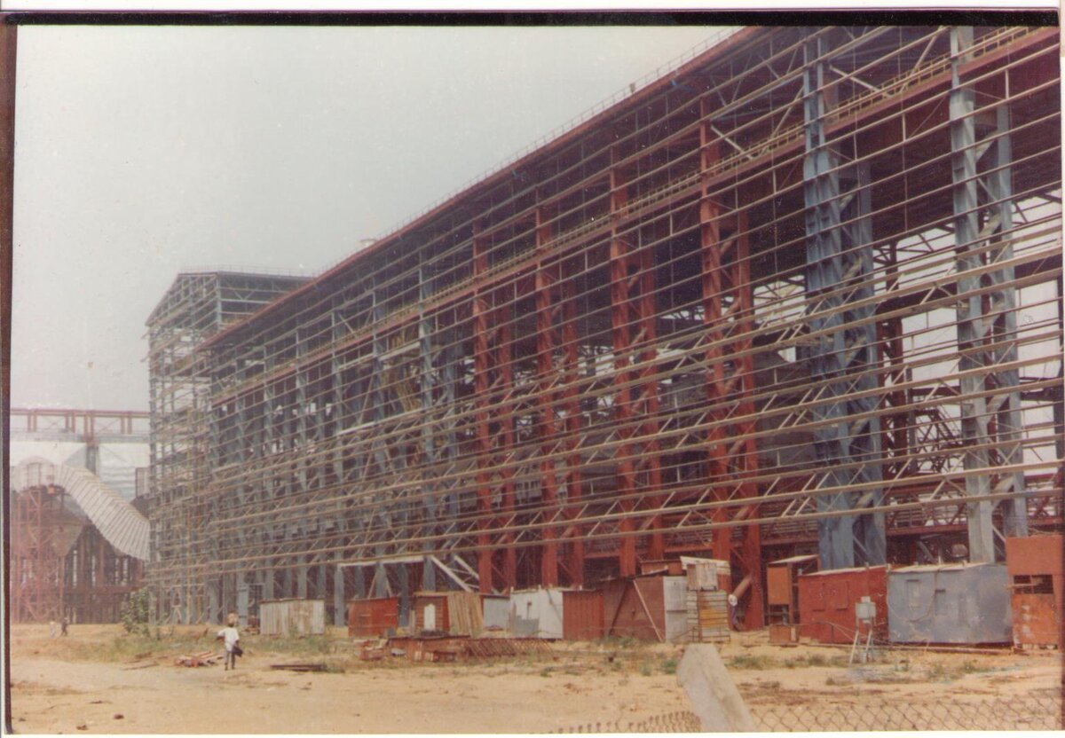 Недостроенная аглофабрика. 2003 год. фото Mail.ru.