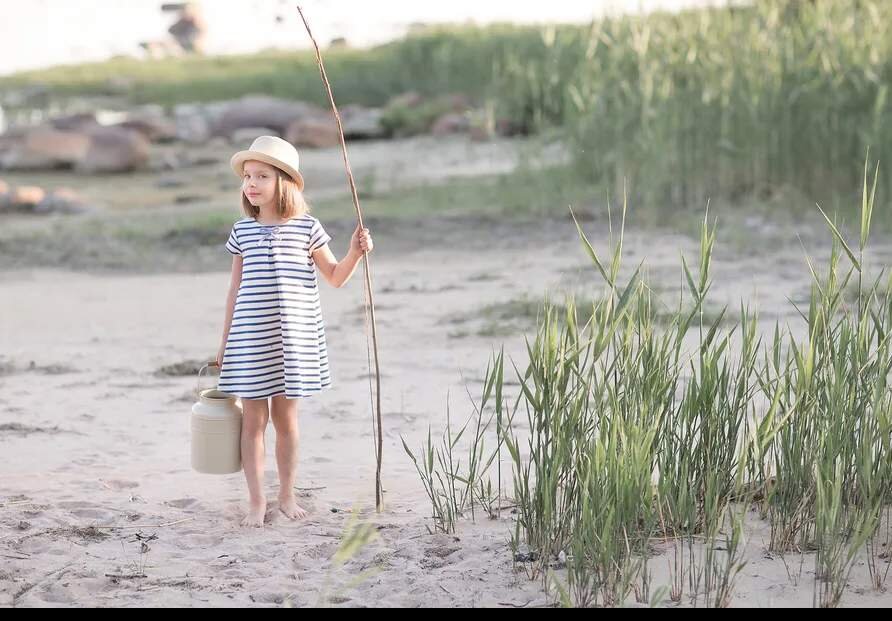 Детка ловли лав. Дети на рыбалке. Мальчик Рыбак. Рыбалка летом. Девочка рыбачит.