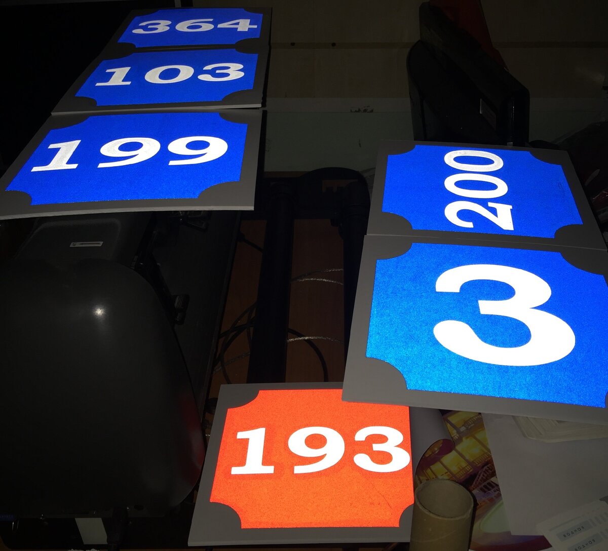 Так указатели выглядят в свете фар