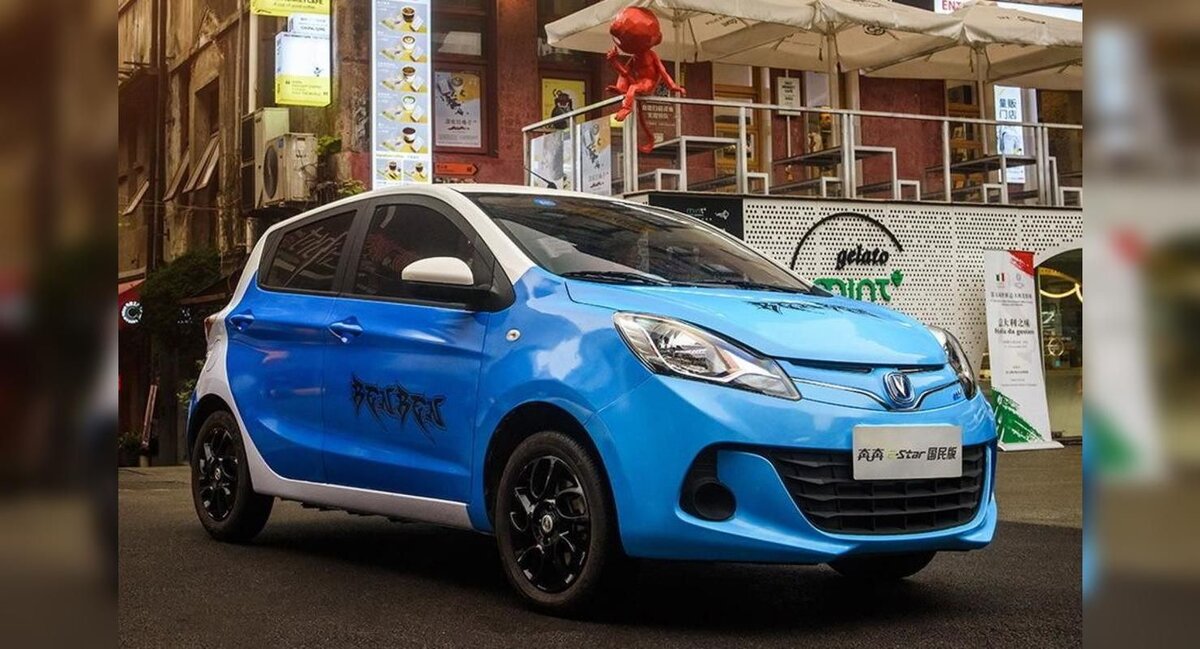 Китайский автобренд Changan приступил к реализациям электрокара BenBen модификации E-Star. Речь идет про исполнение National Edition. 
За базовую комплектацию Xindong придется выложить 350 000 руб. Это означает, что электрокар примерно в 1,5 раза дешевле в сравнении с Lada Granta в кузове седан исполнения Classic, которая стоит 530 000 руб.