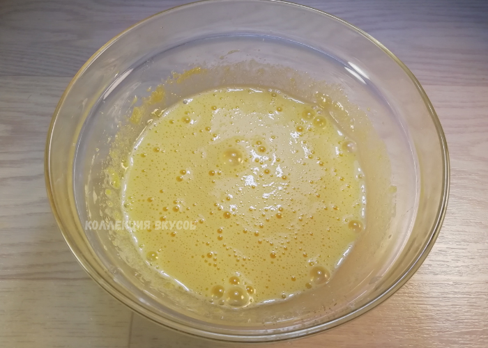 Желтки взбиваю с сахаром