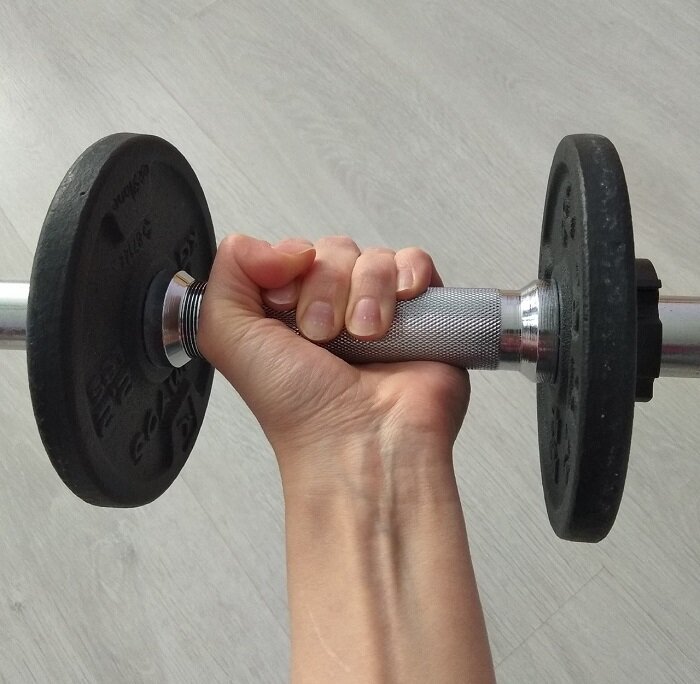 Личное фото для иллюстрации. С этой гантелей я утром лёгкую зарядку делаю, поэтому у меня нет цели потяжелее блинчики туда повесить.