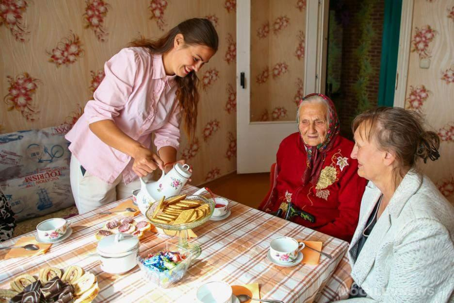 Социальное обслуживание пожилых граждан. Семья для пожилого человека. Приемная семья для пожилого. Социальная защита пожилых. Приёмная семья для пожилых людей.