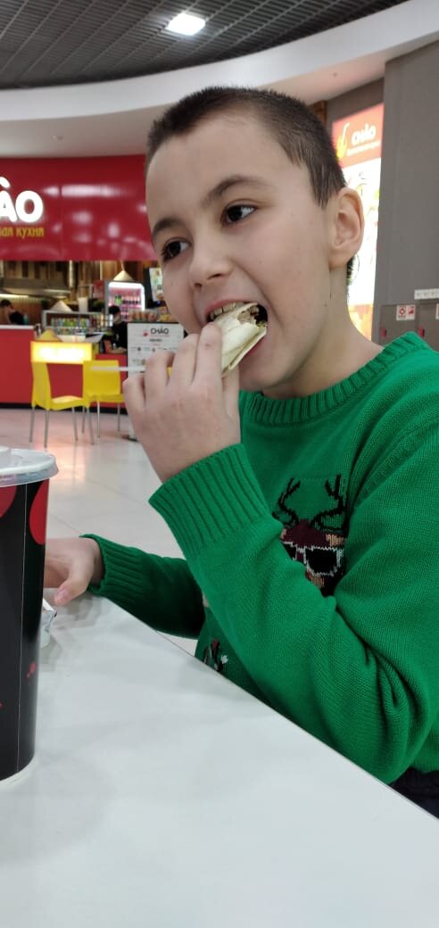 Так вот я лично думаю иногда лишь изредко можно позволить себе тот же гамбургер или фри. Конечно я понимаю домашняя еда это правильно. Но мы же бываем в дороге. Вот тогда можно но осторожно😁!