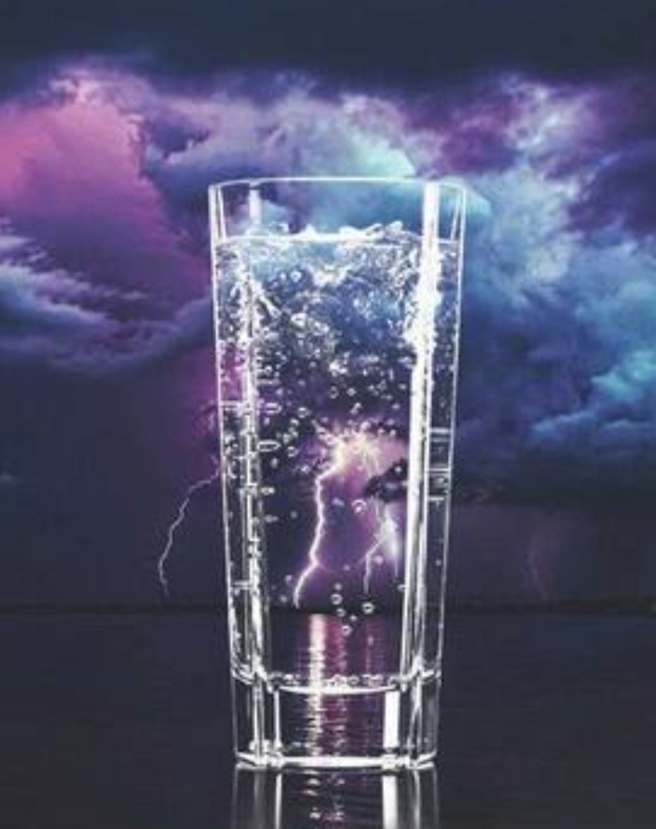 Наручники тихо лязгнули, кольцо о кольцо, и тут же вызывающе звякнули, прилетев на железный пол. Стёпа замер, глядя вниз: "Сработало!" Он осторожно - по обычной человеческой привычке – встал, повел ладонями, потом поднял руки, посмотрел на них, опустил взгляд на ноги. "Йессс!" – руки, ноги, живот, плечи – все части тела и одежды, что мог охватить его взгляд, всё переливалось серебристо-прозрачным, энергично движущимся внутри привычной глазу формы. Теперь надо было действовать быстро. Времени на адаптацию могло и не быть вовсе, просто повезло: небольшая пауза между его помещением в автозак и забором следующей партии везунчиков с площади. Стёпа доверял инструктору и опыту попробовавших "Водяной", поэтому быстро сосредоточился, не застрял в ощущениях, не испугался и не замешкал. Дверь фургона распахнулась, снаружи кричали, хрипели и кряхтели с разной степени исступления и громкости. Кого-то безуспешно пытались пропихнуть внутрь. Стёпа метнулся к двери, упал лицом вниз, стёк по ступенькам на асфальт, затем, расползаясь ртутными пятнами, просочился между, под и вокруг ног, спин и ягодиц, занимавших всё пространство на асфальте у автозака, вскочил на условные ноги и побежал. Понимая, что выбрался, и впереди еще минут пять-семь абсолютной свободы и кайфа в новом агрегатном состоянии, он замедлился и, наконец, остановился. Площадь была позади, основная масса людей осталась в стороне, но здесь, в относительно тихом дворе, тоже было слишком людно, чтобы "высыхать". Стёпа дал себе еще минуту – рассмотрел себя, перелился через металлическое ограждение палисадника у подъезда, заглянул в ведро, висящее опрокинутым на корявом остове какой-то вишни или сливы. Смешно было забираться по стволу: старая высохшая кора впитывала субстанцию "водяного", впуская внутрь дерева до самой сердцевины, давно уже подгнившей и похожей на желтый фильтр выкуренной сигареты. Преодолев ощущение остаться внутри коры и древесины навсегда, новопосвященный супергерой добрался-таки до верху, через дырявое дно ведра выбрался наружу, собрал весь свой объем на ржавом постаменте, дефрагментировался в фигуру Ильича и, вскинув руку, прокричал: "Товагищи! Так победим! Так победим, товагищи!" – и рассмеялся. После чего легко и грациозно плюхнулся всем прозрачным телом на клумбу и пошел домой. "Высыхать".
- Что-то дождь, что ли, Аня? Булькало, вроде, что-то. Хоть разгонит, может, этих митингуев, весь двор перемесили. Окурками засыпали. Полиция их тут-то не ловит, а следовало бы.
- Не, мам. Кто-то, похоже, ведро воды им на голову вылил. Нет дождя. А так бы надо. В смысле, следовало бы, ага.
