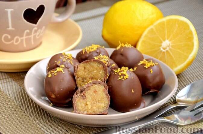 орехи кешью, шоколад, изюм, лимон, кардамон