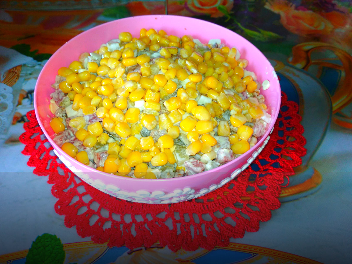Салат с кукурузой, сухариками и копченой колбасой