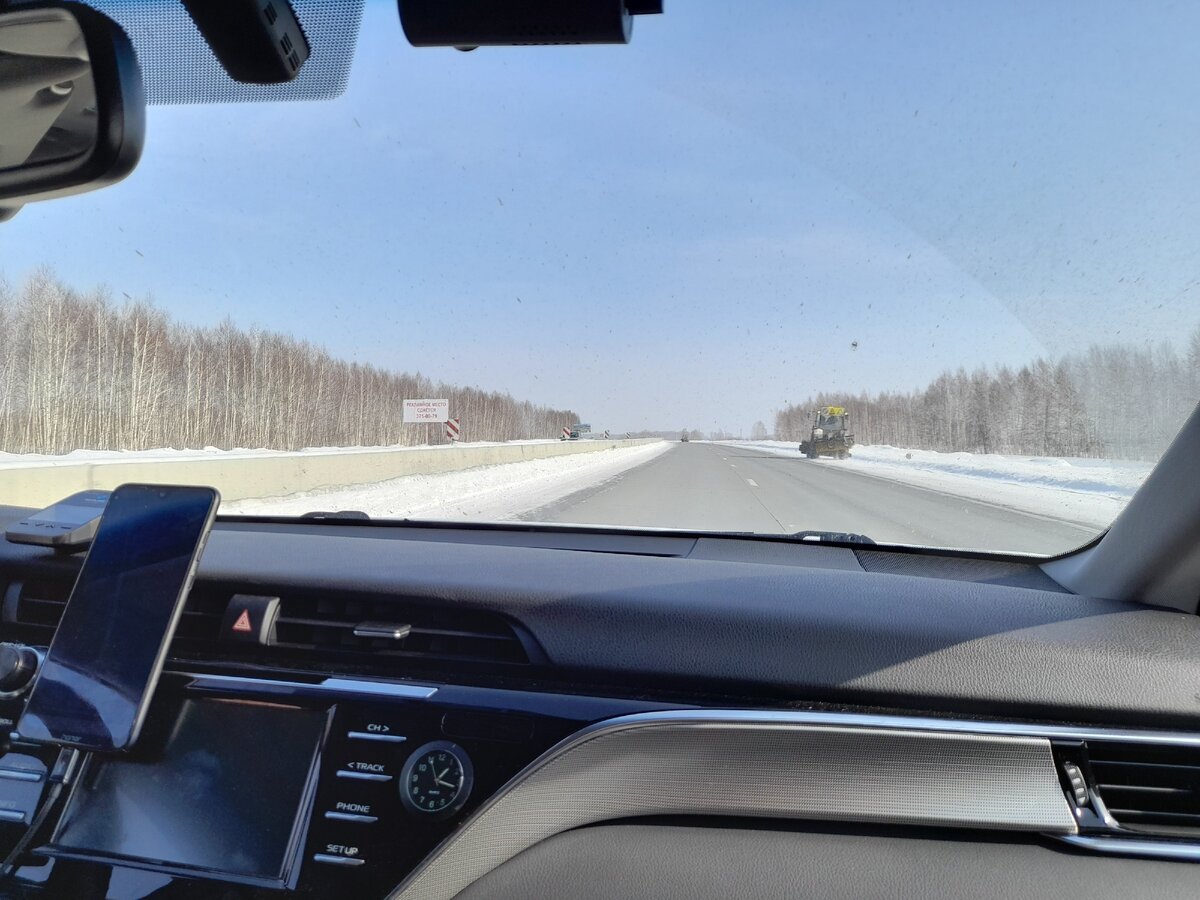 Вон снегобурочная машина, которая явно должна иметь хоть какой-то запах