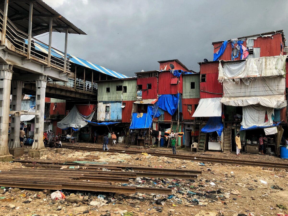 Люди живут прямо на рельсах — играют дети, бродят коровы и козы. 