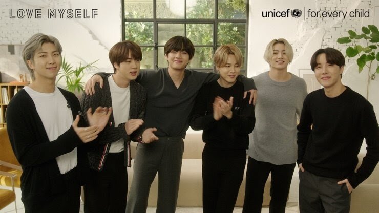 Члены BTS празднуют свое агентство Big Hit Entertainment повторным подписанием партнерства с UNICEF Korea 5 марта. любезно предоставлено UNICEF Korea