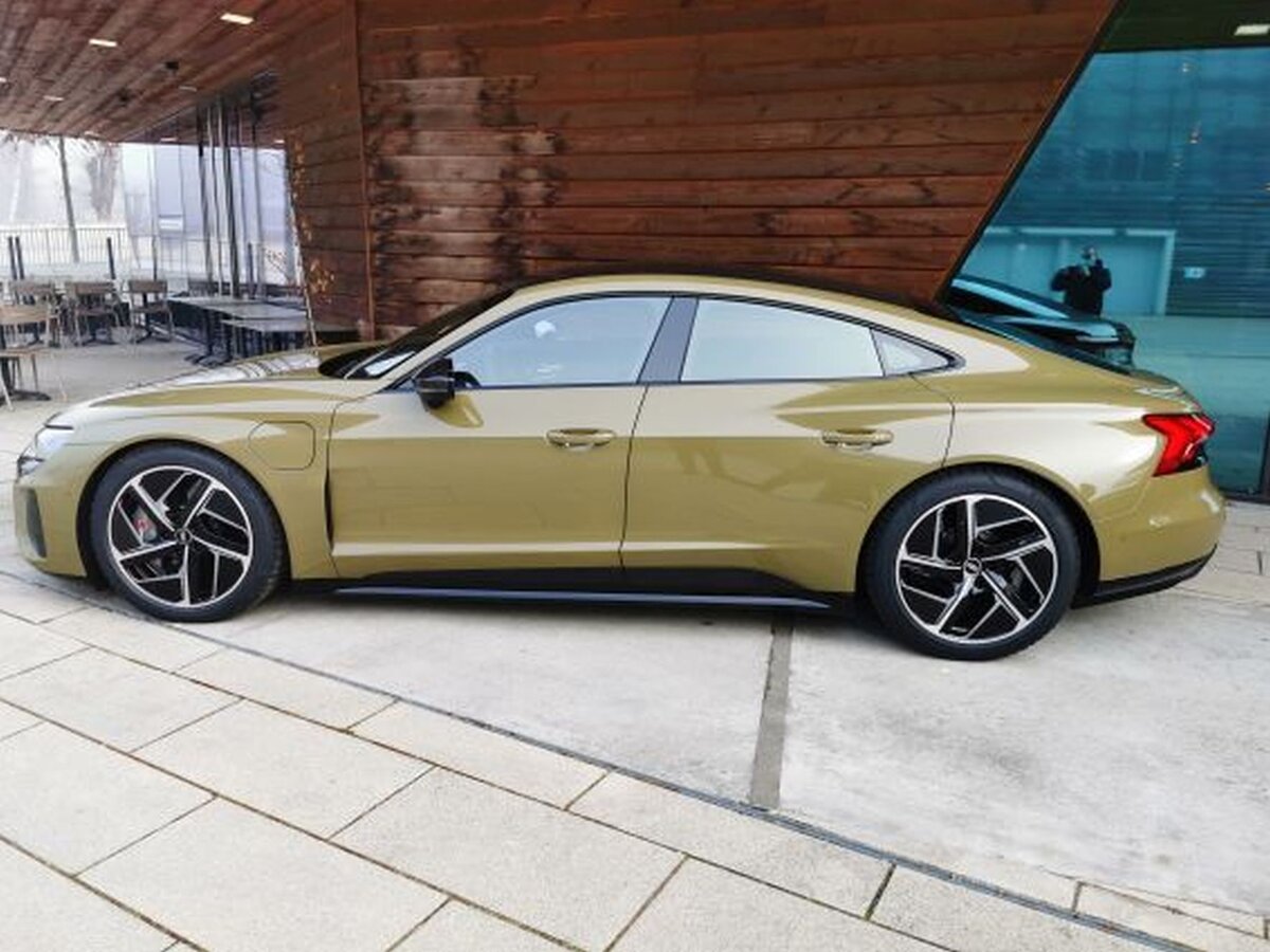 Формула седана-купе с ярко выраженным спортивным характером, разработанная для достижения максимальной эффективности: благодаря активной аэродинамике.