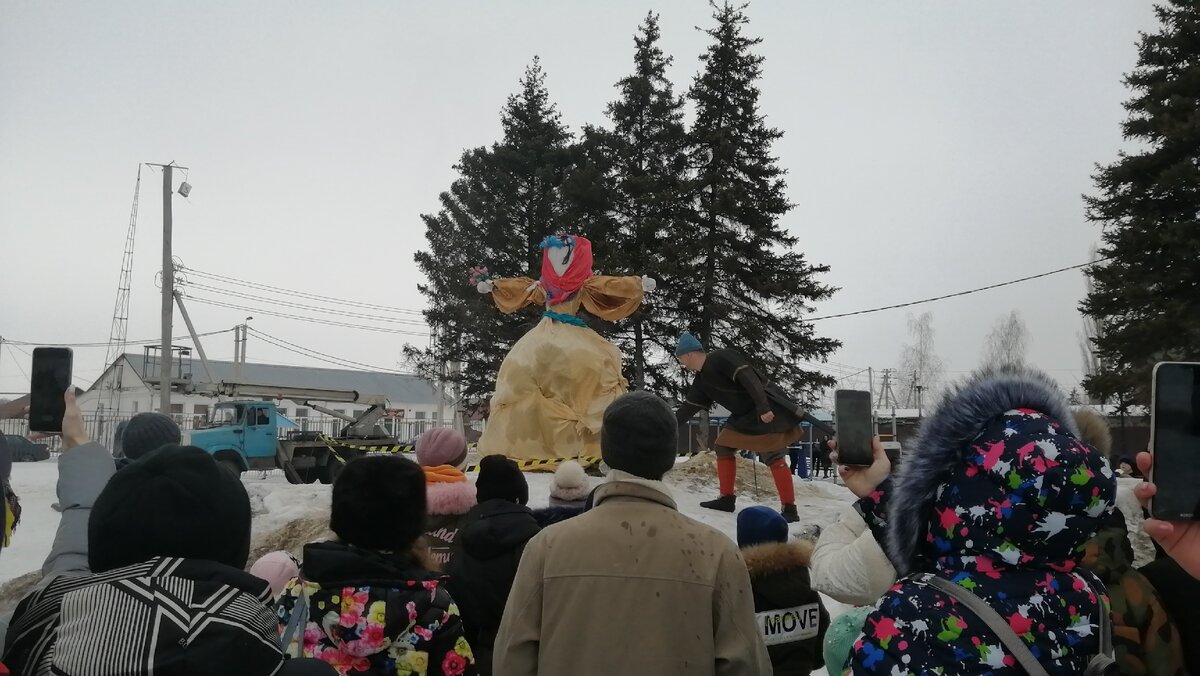 Прошла в моем городе масленица. Перетягивание каната, лазание на столб, игры  и проводы зимы | Познаем вместе! | Дзен