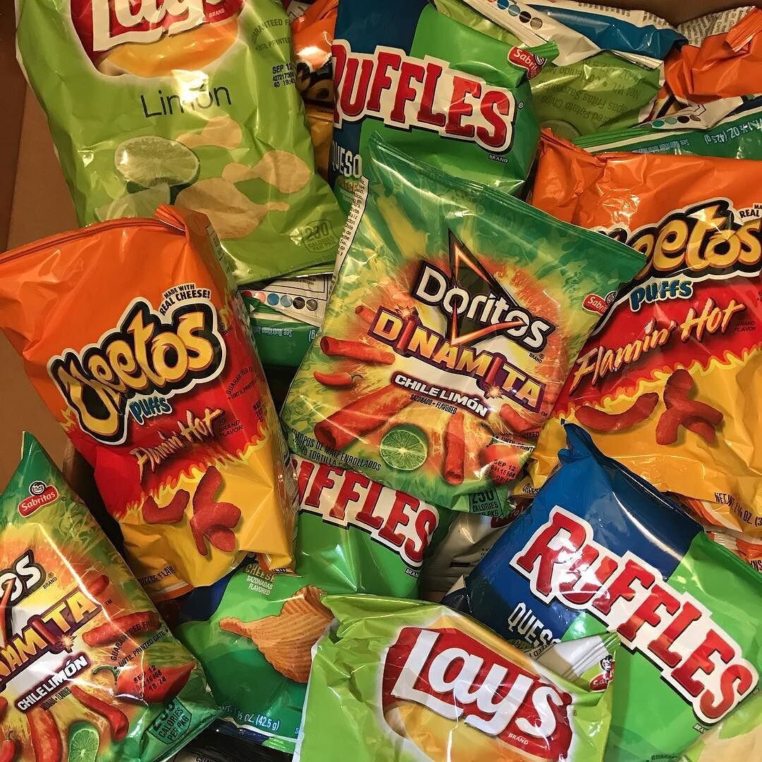 Гора чипсов лейс. Чипсы. Читос. Чипсы очень много. Ящик чипсов.